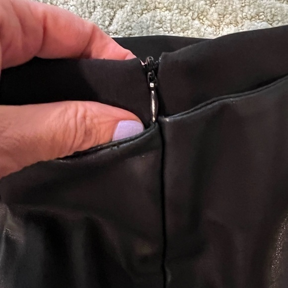 Bishop + Young NWT Morgan faux leather black mini skirt back zip size medium - Picture 5 of 9